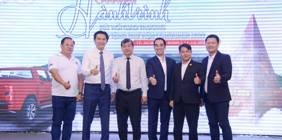 Ông Huỳnh Văn Toàn - Phó TGĐ Công ty CP Hóa dầu Khang An (T-Lube) cùng các đại diện đơn vị tài trợ